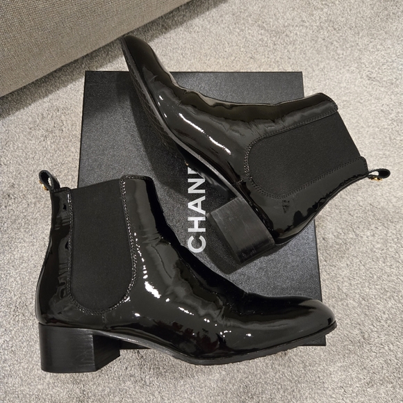 Chanel Black Patent Sheep Shearling Lined Leather Ankle Boots 40.5 - Picture 8 of 11